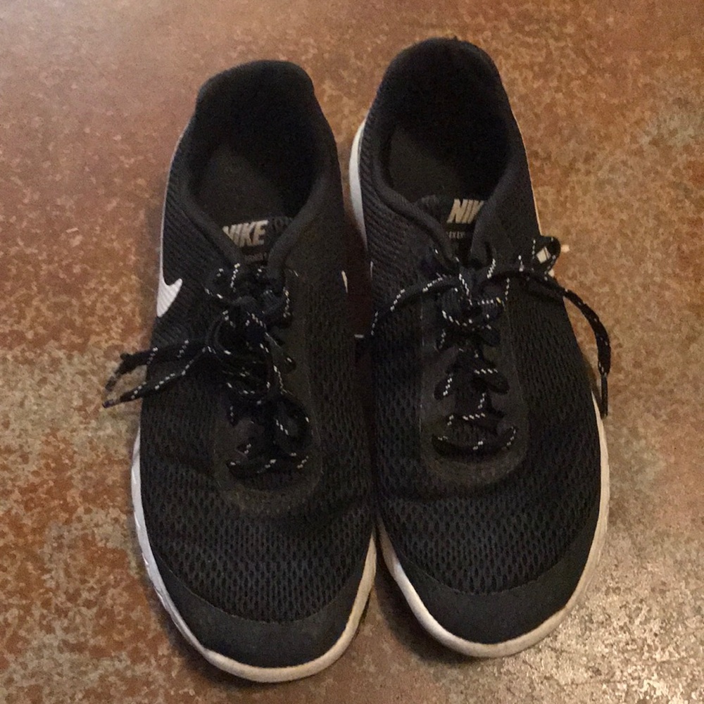 Nike black tennis shoes